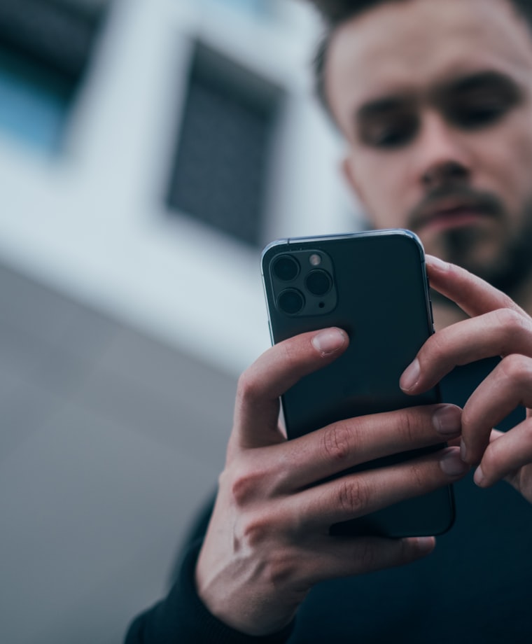 Persona leyendo un SMS en su teléfono