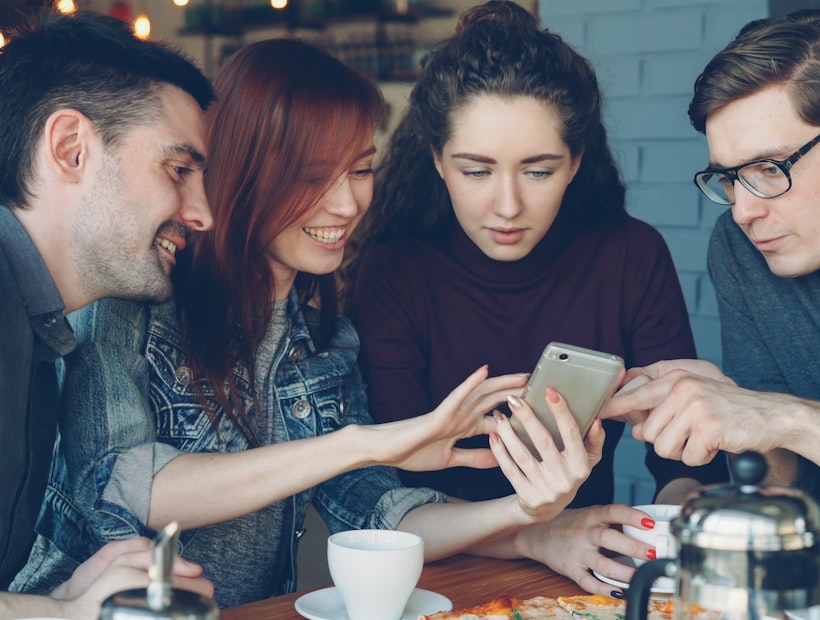 Grupo de personas usando sus teléfonos