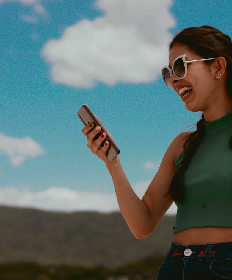 Persona feliz recibiendo un mensaje en su teléfono